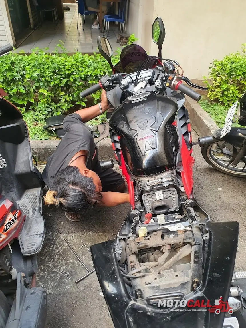 Montir MotoCall menyervis CVT motor matic langsung di lokasi pelanggan