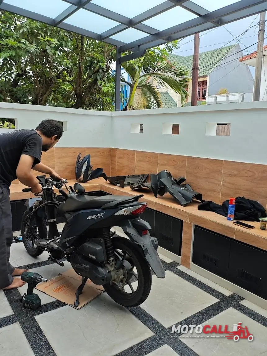 Mekanik MotoCall memeriksa kondisi mesin motor untuk menilai perlu tidaknya turun mesin