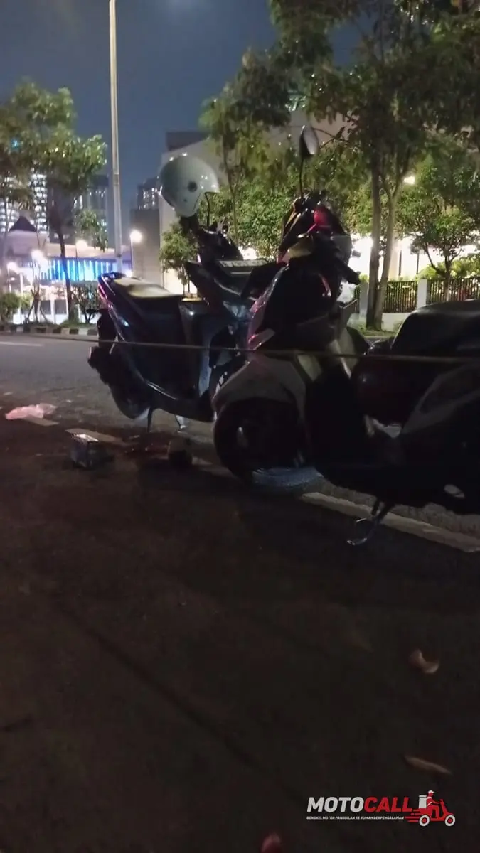 Montir MotoCall memeriksa sistem kelistrikan dan kiprok motor di lokasi pelanggan
