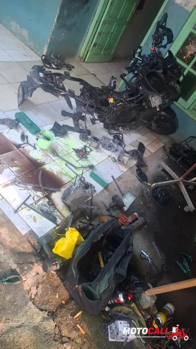 Dokumentasi MotoCall melakukan servis motor di rumah pelanggan